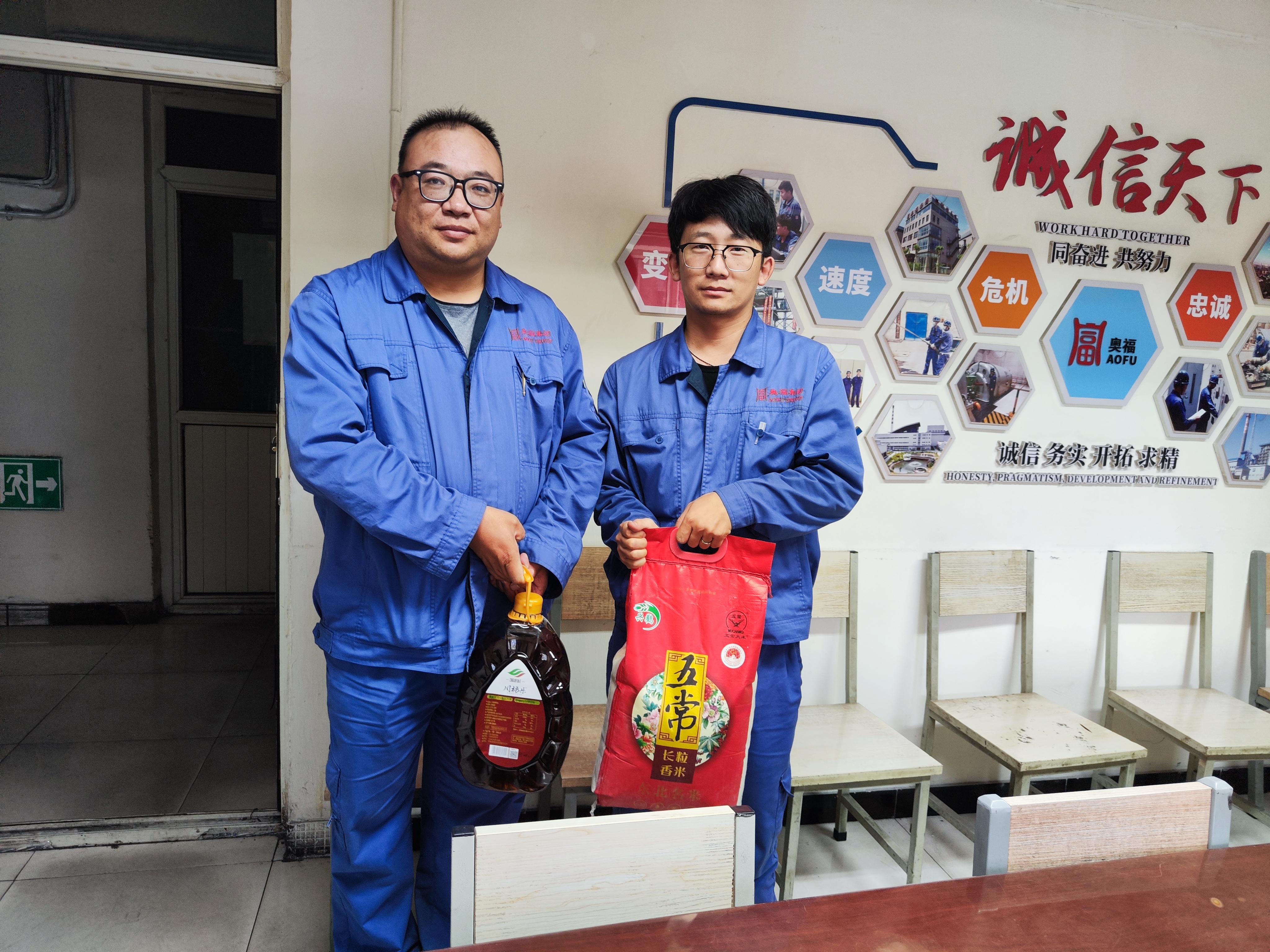 �����������ϵһ�ߡ�����������ʱ����Ϊȫ��Ա���������︣��