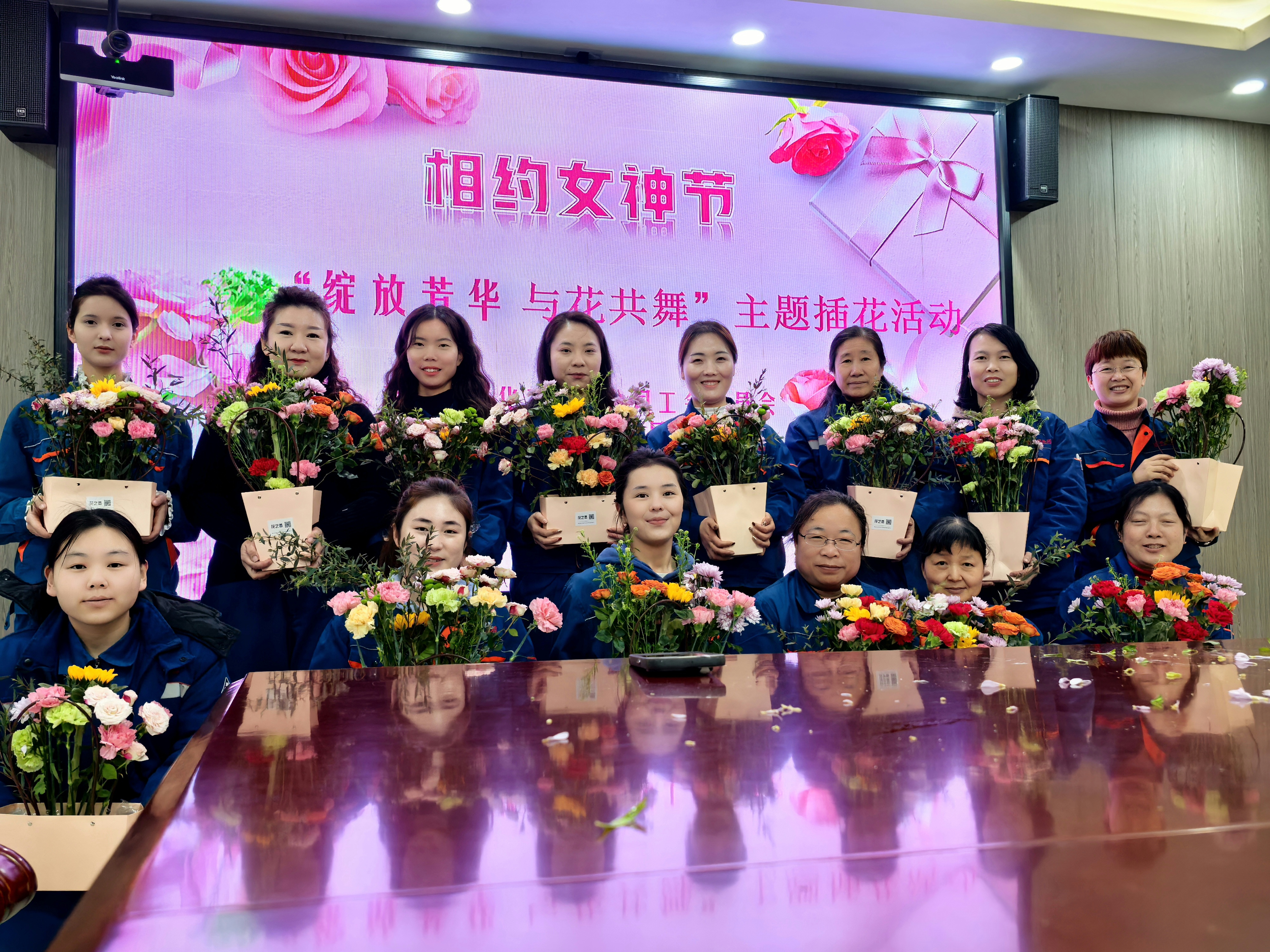 �������ഺ���뻨���衱�����½��¸���������չ�����ˡ���Ů�ڲ廨�ֹ������˶�