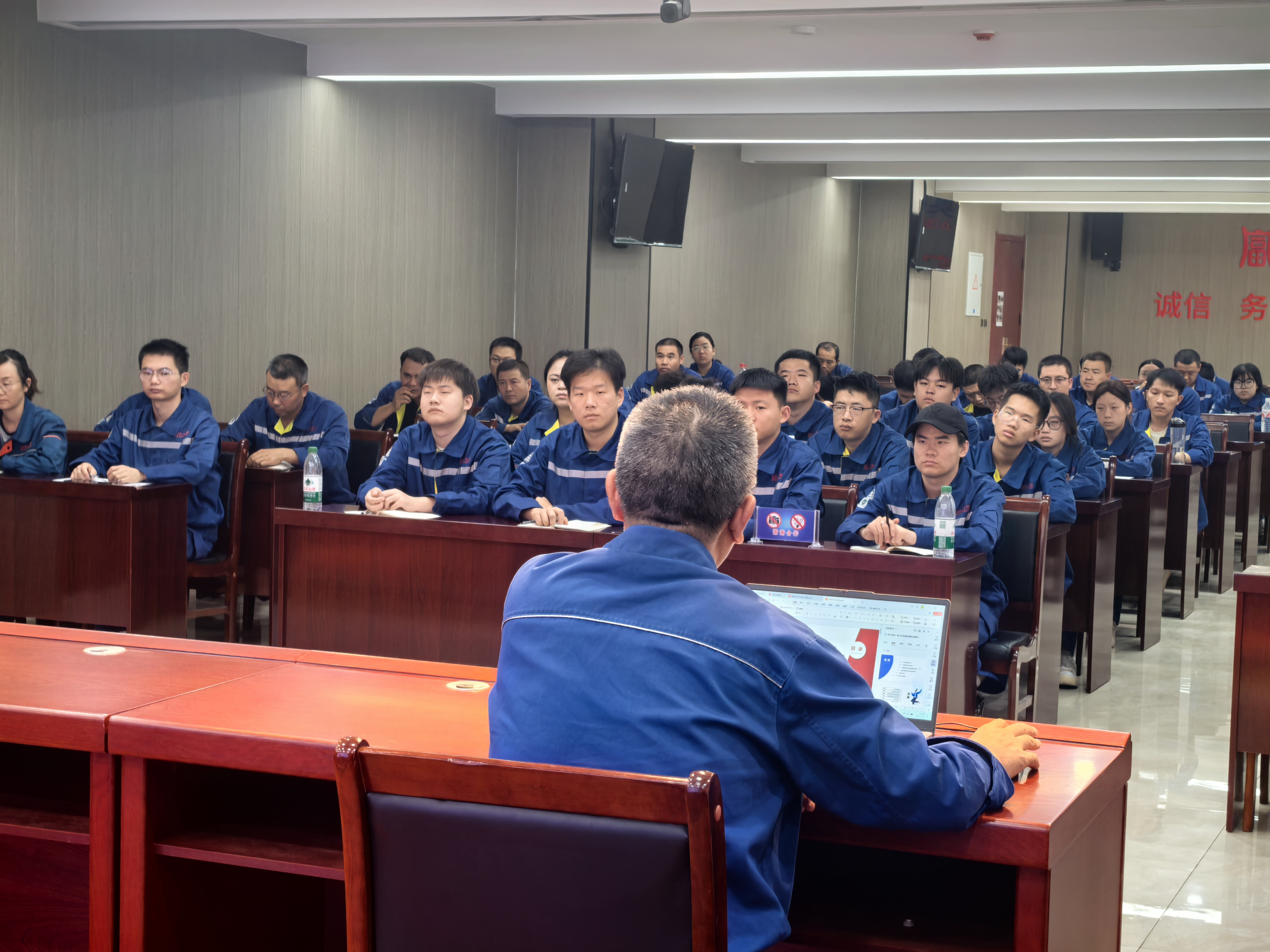 青蓝相继 薪火相承 ——新疆奥；；；；；；び邢薰揪傩小笆Υ健毙榍┦鹨鞘